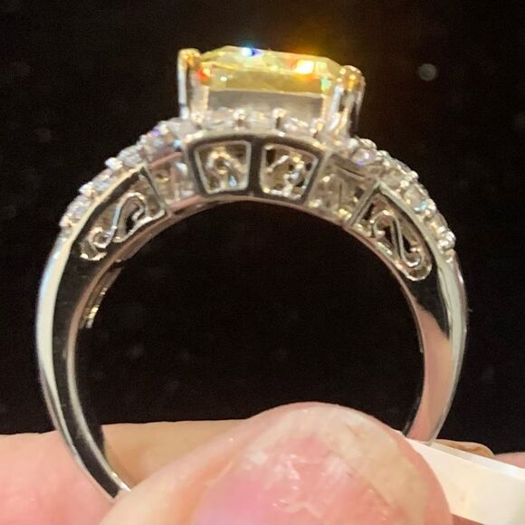 Gorgeous Canary  and white diamonds in Rhodium over sterling silver. Size 10 - Picture 3 of 7